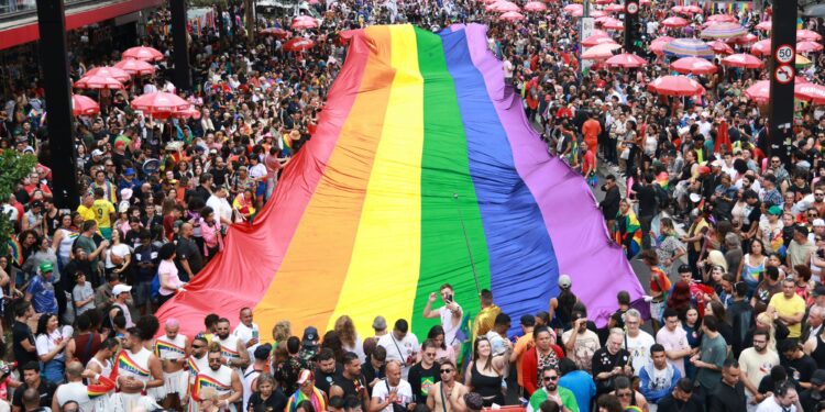 Parada LGBT+ deve movimentar R$ 82 milhões a menos na economia de SP após perda de patrocínio, diz Associação Comercial